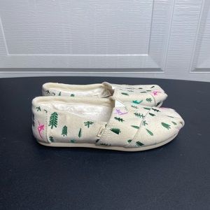 TOMS fuzzy fur lined white flannel green trees skiers slip on alpargatas shoes